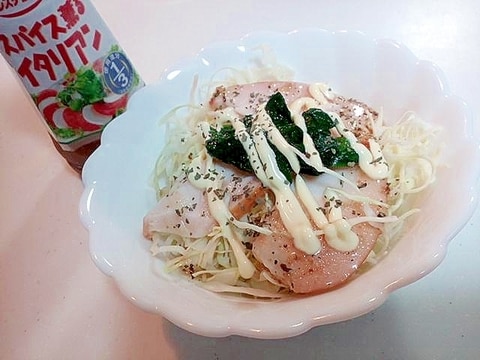 千切りキャベツとサラダチキンとほうれん草のサラダ